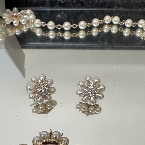 Macy's Pearl and Gold‎ Floral Jewelry Set - Picture 4 of 5